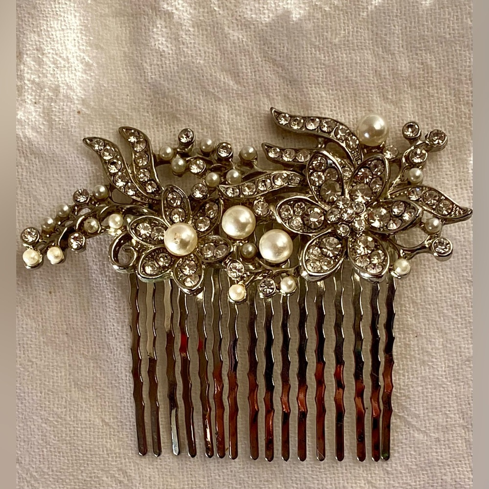 Embellished Rhinestone Faux Pearls Floral Motif Silver Bridal Wedding Hair Comb